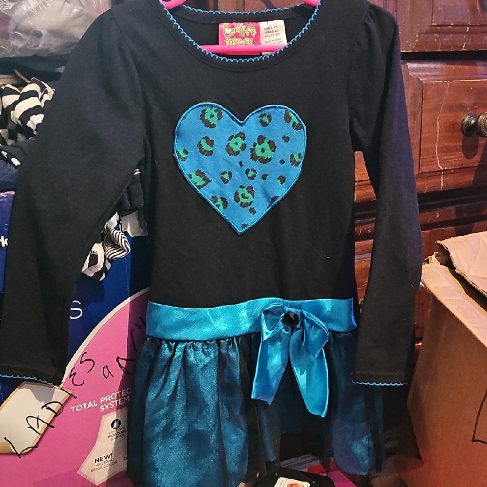 !!.  Girls Size 4/5 Black and Blue Heart Dress With Leggings
